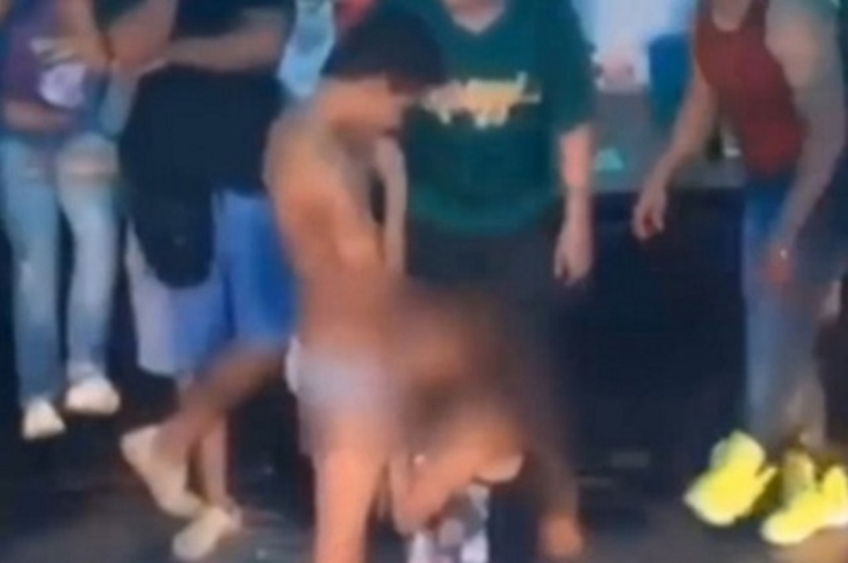 Έκανε στοματικό σεξ μπροστά σε δεκάδες θαμώνες για ένα δωρεάν ποτό!