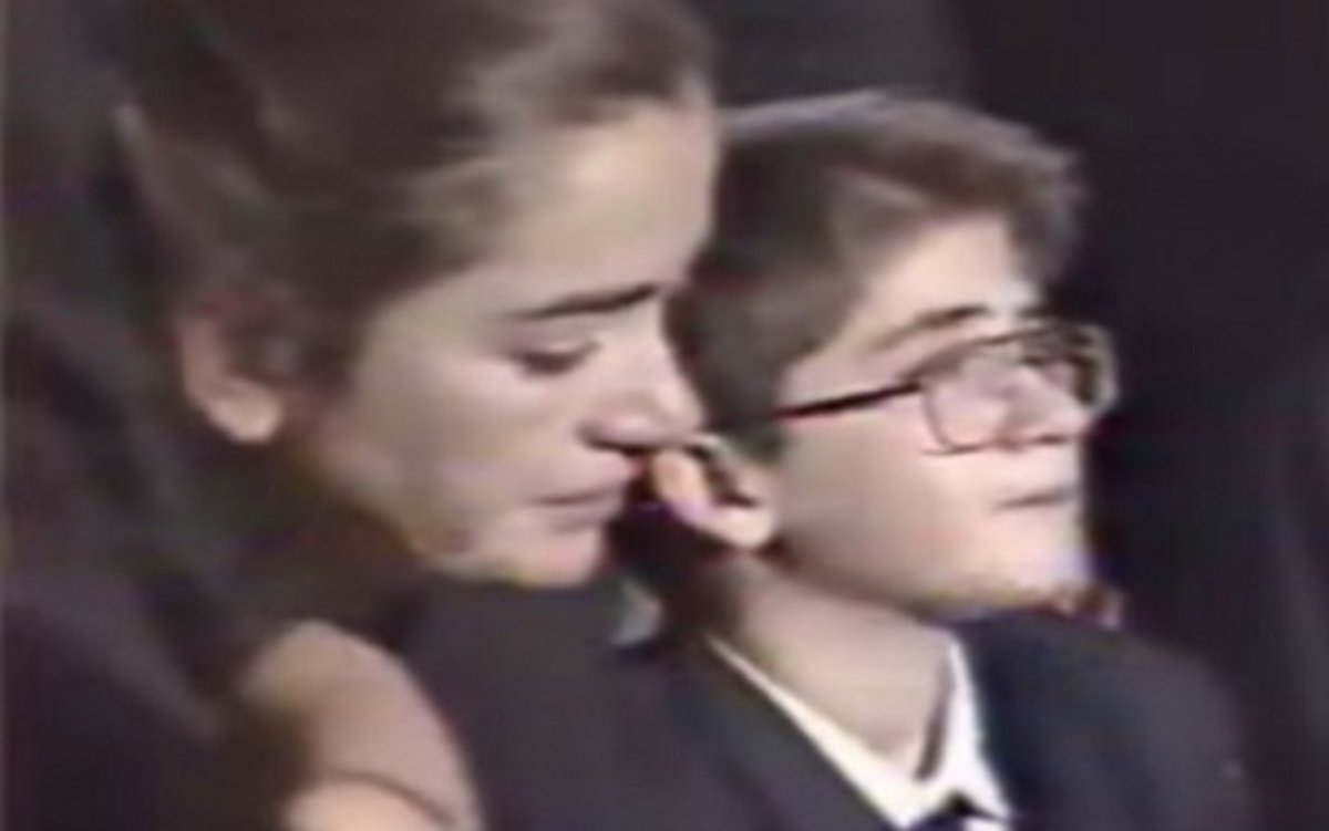 Συγκλονιστικό βίντεο από την κηδεία του δολοφονημένου Παύλου Μπακογιάννη