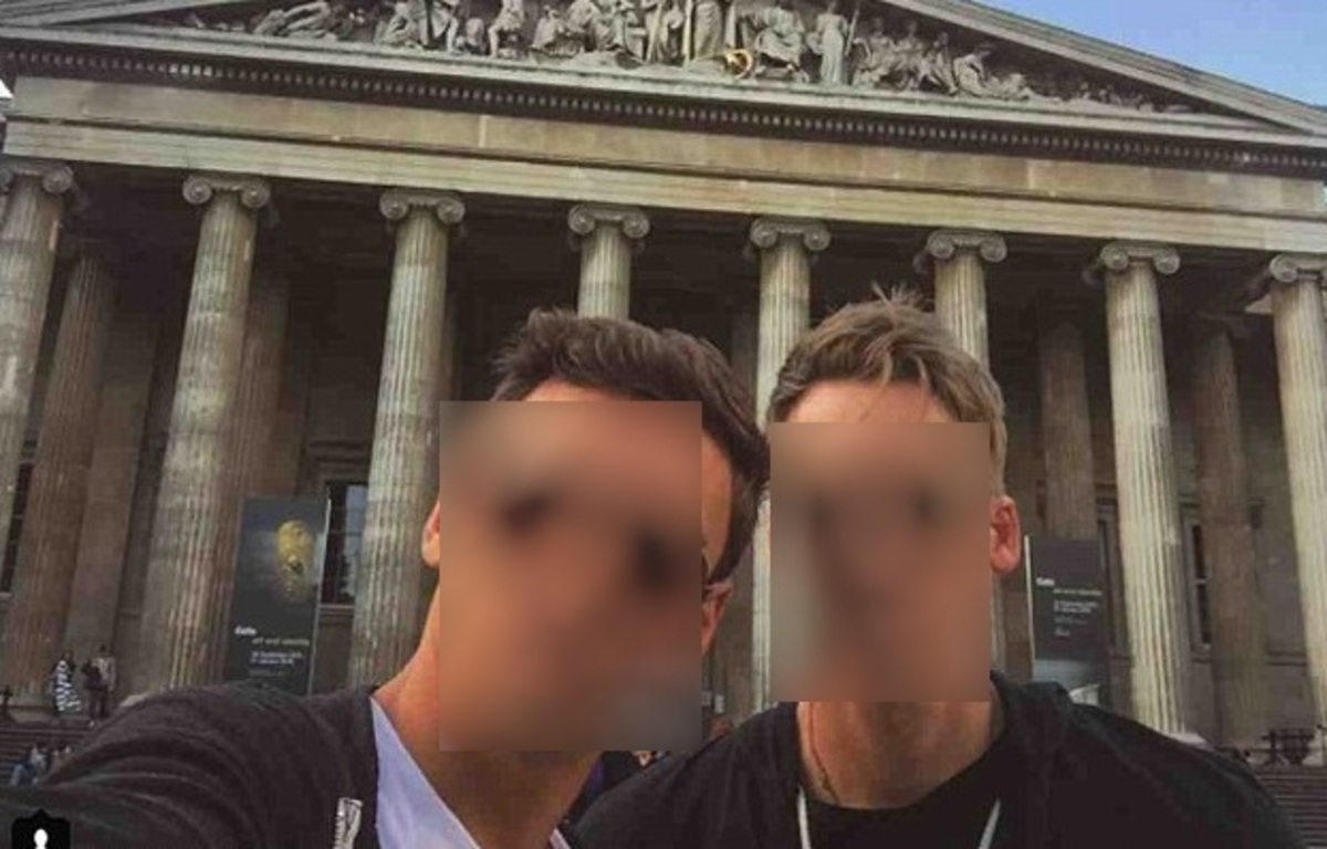 Ποιο ζευγάρι ανδρών ποζάρει μπροστά από το μουσείο;