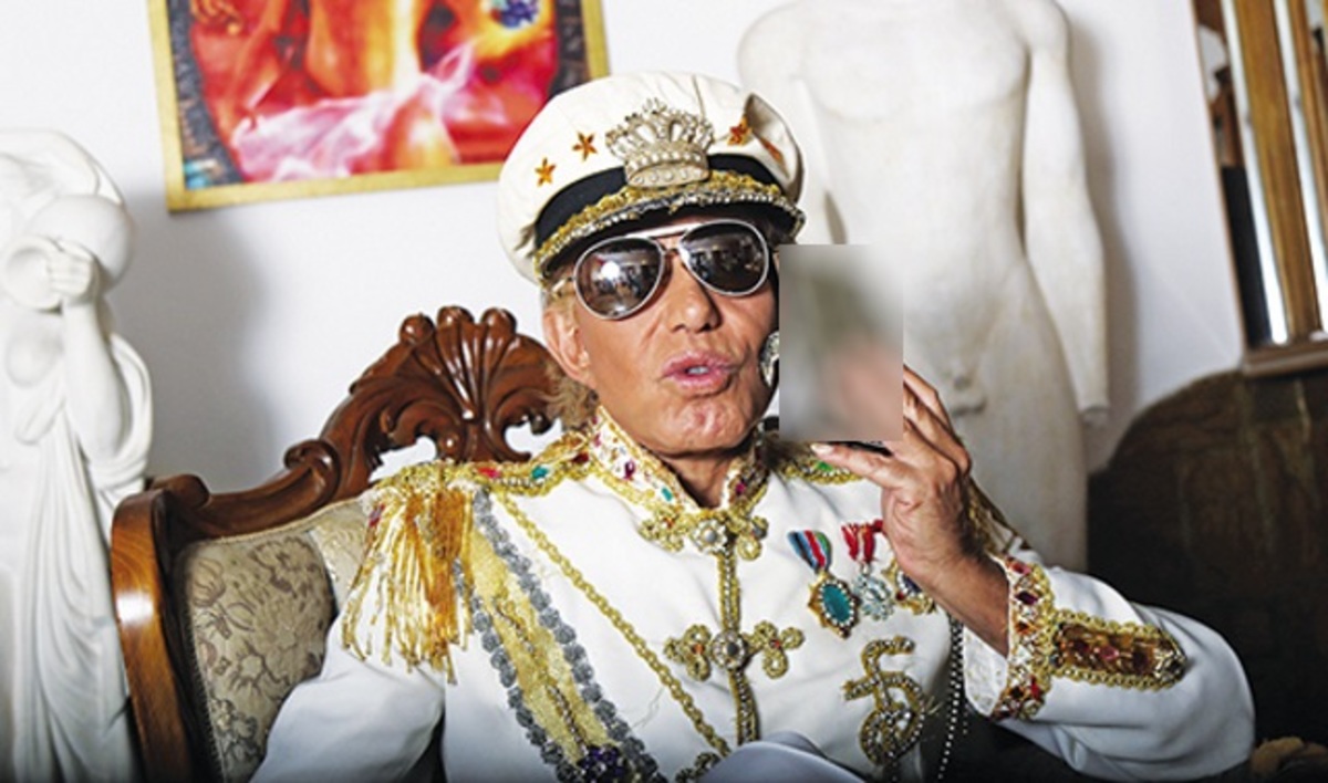 Γιάννης Φλωρινιώτης: Προσοχή! Μη δείτε τη θήκη του κινητού του τηλεφώνου!