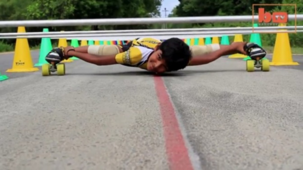 Ευλύγιστος μικρός περνά κάτω από 53 αυτοκίνητα με rollers