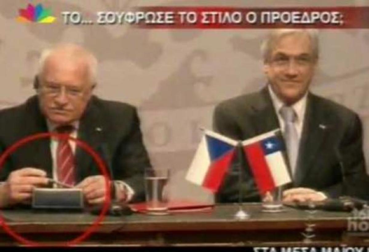 Ο πρόεδρος της Τσεχίας έκλεψε στιλό μπροστά στις κάμερες
