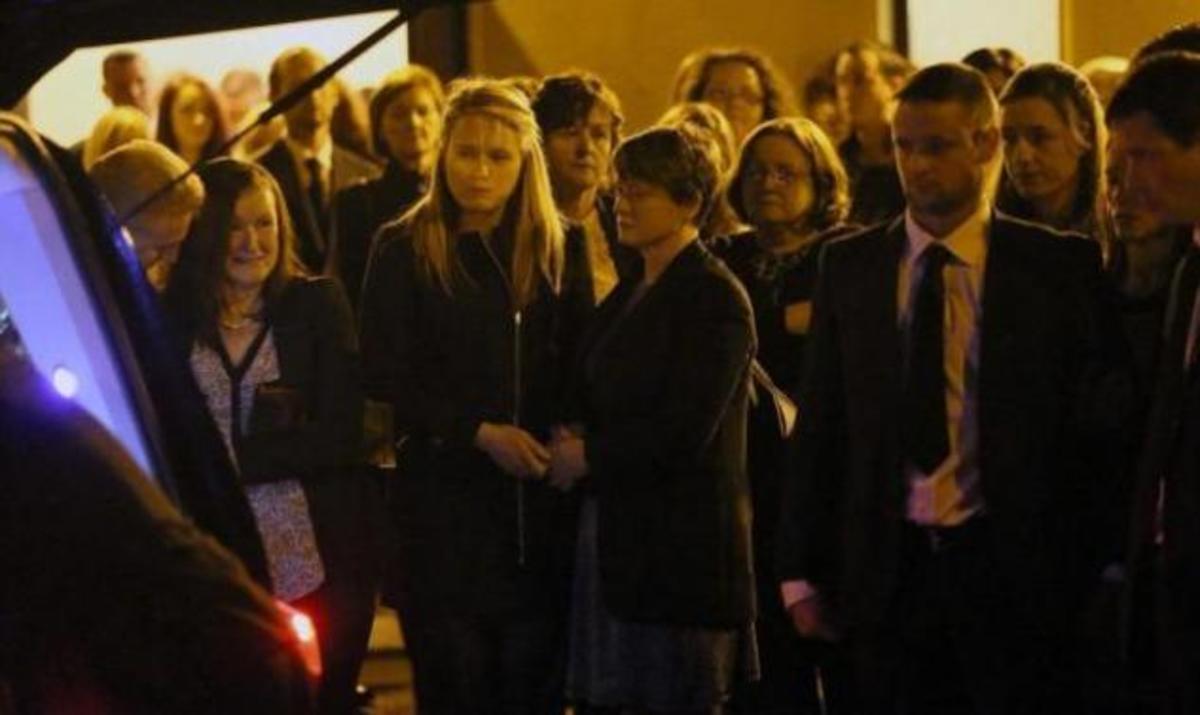 Μεταφέρθηκε στην εκκλησία η σορός της Cathriona White – Περιμένουν τον Jim Carrey για την κηδεία