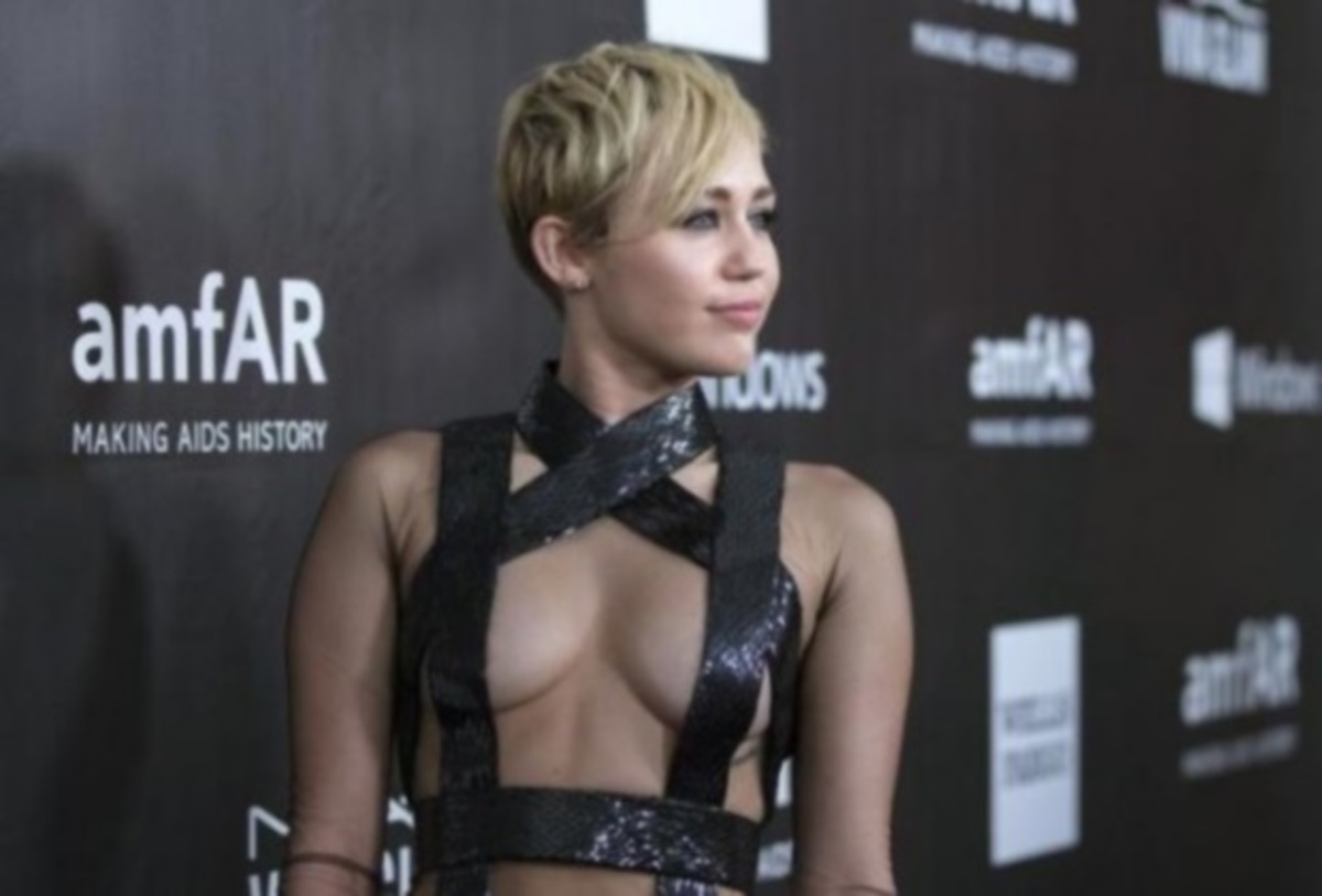 Miley Cyrus: Θα τραγουδήσει ολόγυμνη σε συναυλία