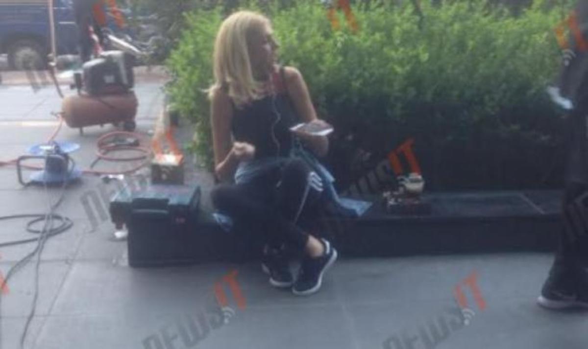 Τι έκανε η Σάσα Σταμάτη στη συγκέντρωση του Απόστολου Τζιτζικώστα;