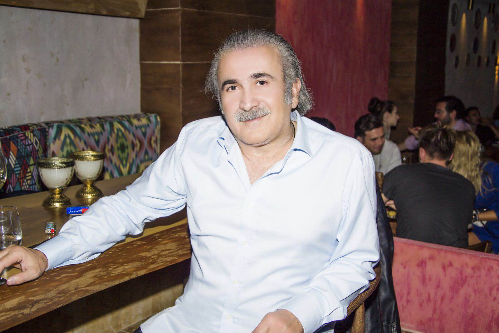 Ο Λάκης Λαζόπουλος σε μια από τις σπάνιες βραδινές του εξόδους
