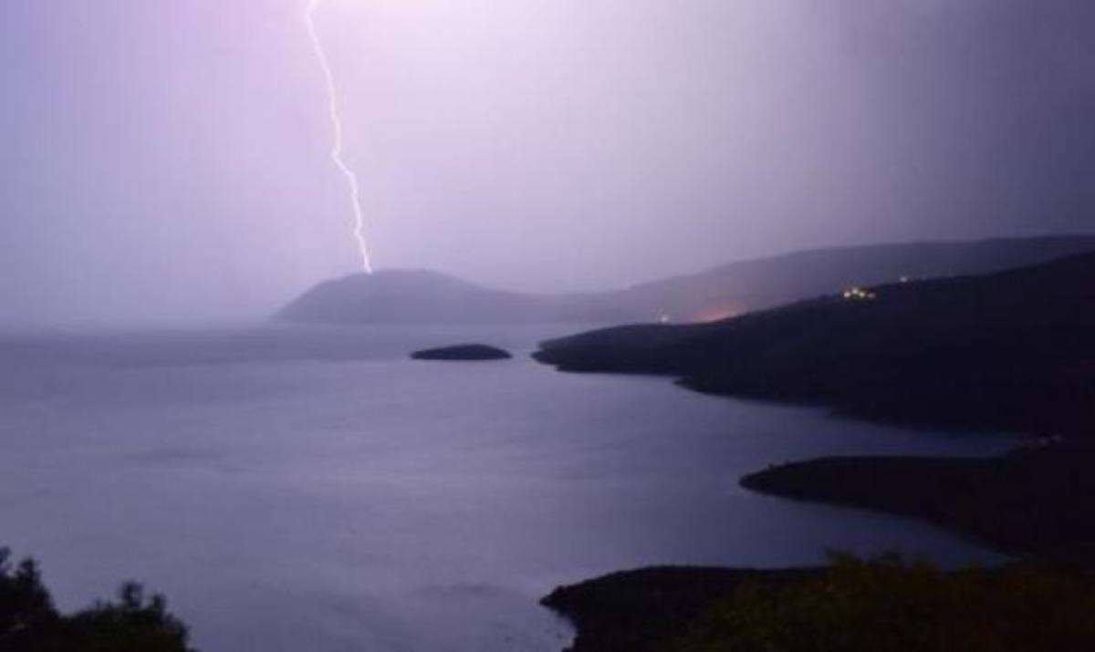 Εντυπωσιακές φωτογραφίες από την ηλεκτρική καταιγίδα στη Σάμο!