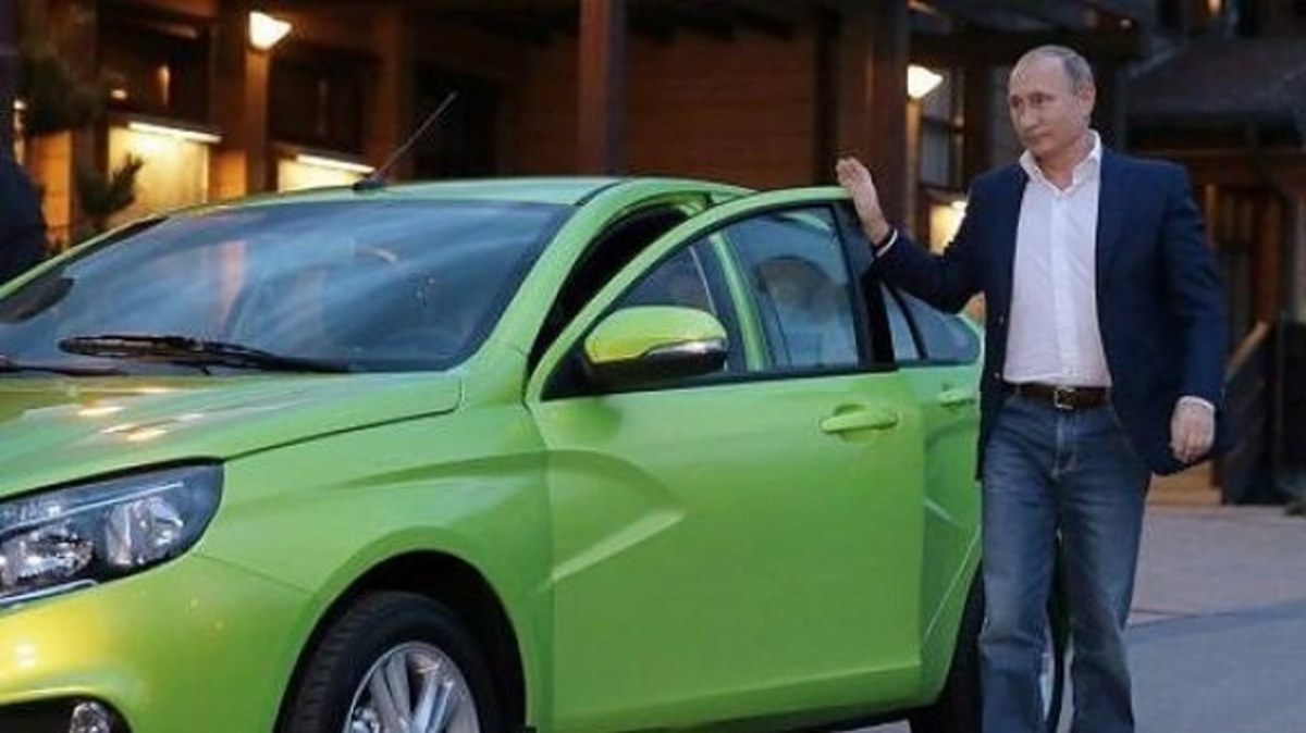Δείτε τον Πούτιν να «γκαζώνει» το νέο μοντέλο της Lada!