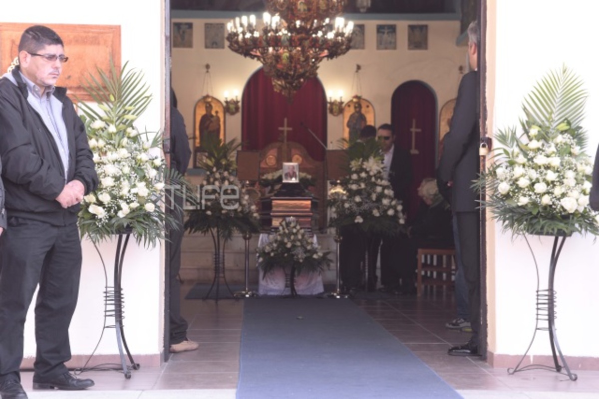 Κώστας Τσάκωνας: Πλήθος κόσμου στην κηδεία για το τελευταίο αντίο