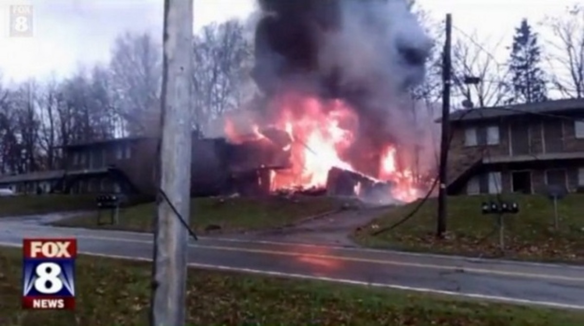 Αεροπλάνο καρφώνεται σε σπίτι! Συγκλονιστικό βίντεο!