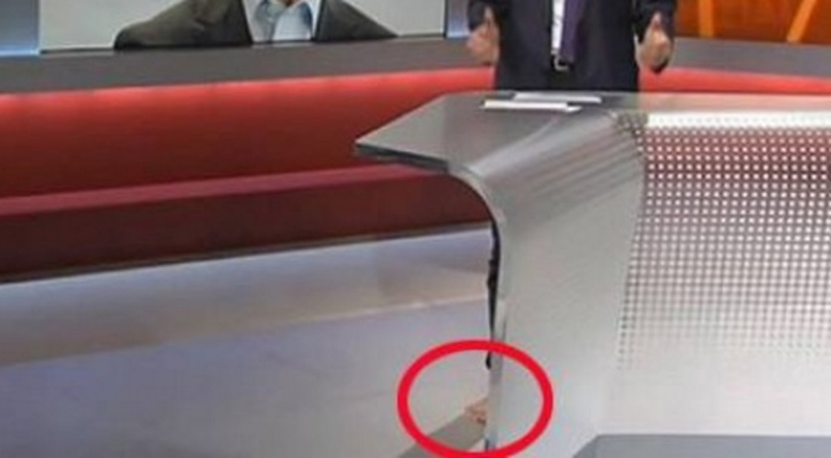 Βγήκε στον αέρα ξυπόλητος ο παρουσιαστής!