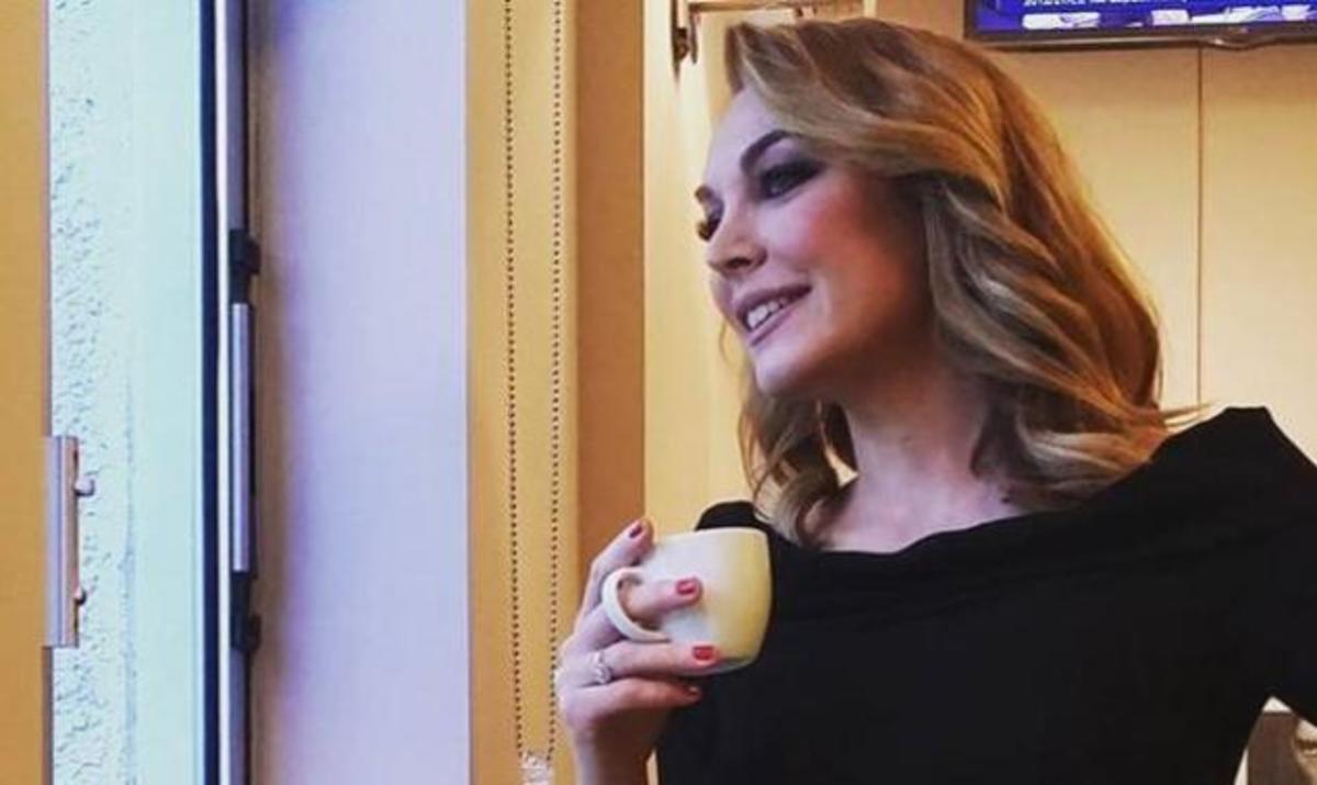 Η Τατιάνα Στεφανίδου στολίζει το σπίτι της για τα Χριστούγεννα