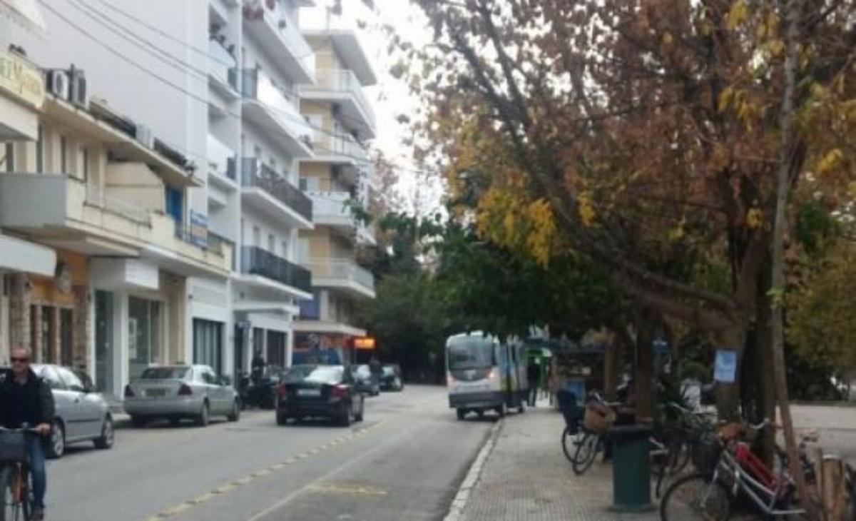 Τράκαρε το «λεωφορείο χωρίς οδηγό» στα Τρίκαλα!