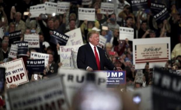 Ξεφτίλα! Ο Ντόναλντ Τραμπ κοροϊδεύει δημοσιογράφο με αναπηρία!