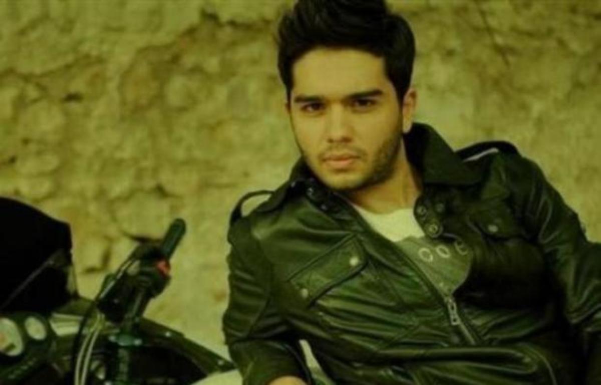 Χρήστος Μάστορας: O frontman από τις Melisses μιμείται γνωστούς τραγουδιστές και «τα σπάει»!