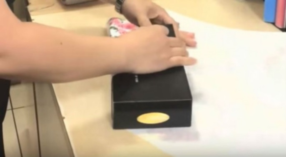 Τυλίξτε τα δώρα των Χριστουγέννων μέσα σε 15 δευτερόλεπτα!