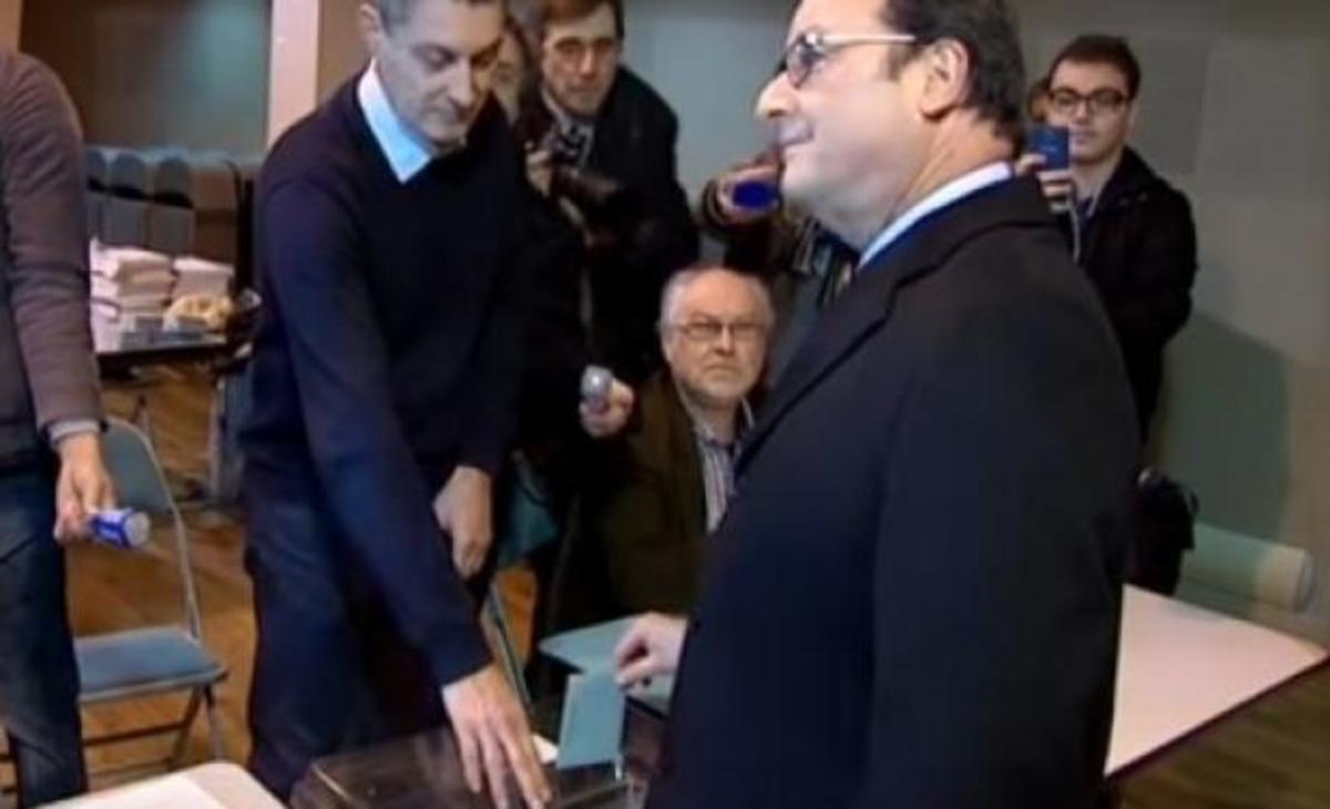 Δεν βρίσκει… την τρύπα ο Φρανσουά Ολάντ! (ΒΙΝΤΕΟ)