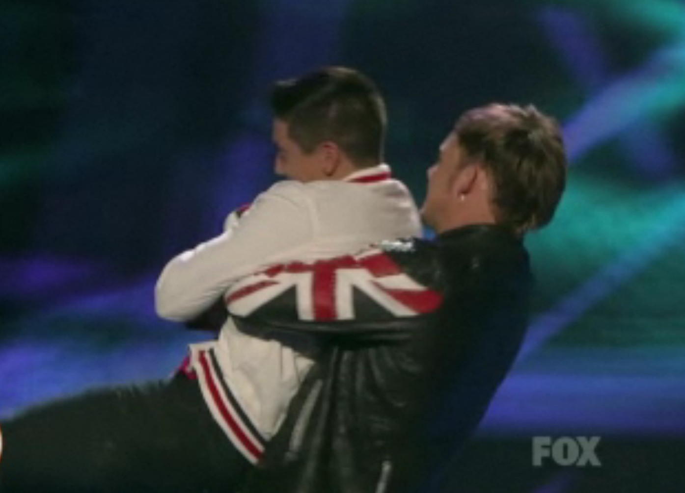 American Idol : Έκλαιγε απαρηγόρητος και σήκωσε στον αέρα τον συμπαίκτη του που αποχώρησε!