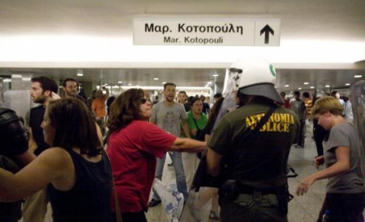 Καταδρομική επίθεση κουκουλοφόρων στο Μετρό Ομόνοιας – Έσπασαν στο ξύλο τους ελεγκτές