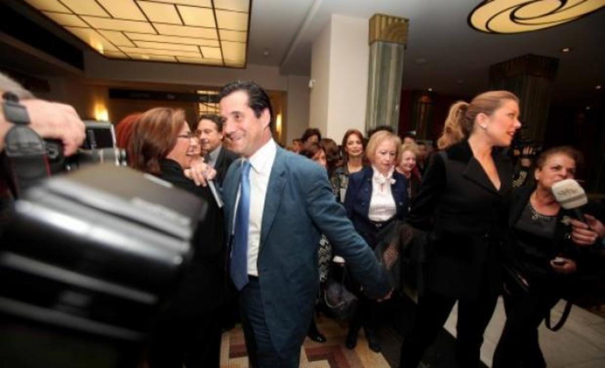Σκοτωμός Λαζόπουλου με Άδωνι – Ο βουλευτής είναι έξω από το θέατρο και καταγγέλλει ότι δεν του επιτρέπουν να μπει