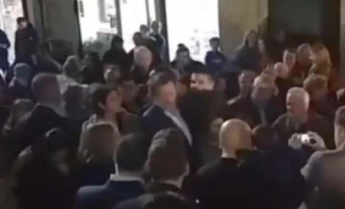 17χρονος πήγε για selfie κι έριξε μπουνιά στον Ραχόι! (ΒΙΝΤΕΟ)