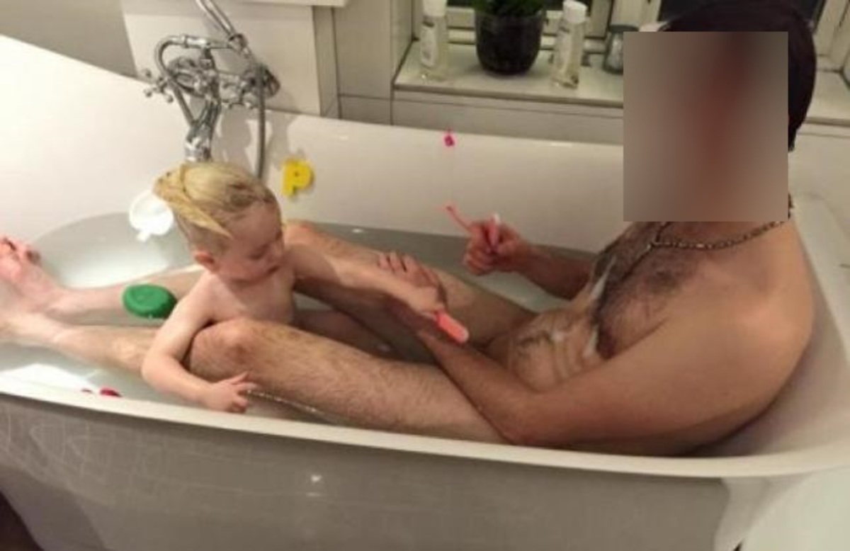 Σάλος με τη «γυμνή» φωτογραφία ηθοποιού που κάνει μπάνιο με την κόρη του!
