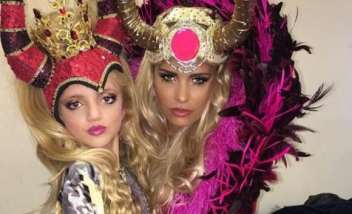 Σάλος με την Katie Price! Μετά το “κράξιμο” για το βαρύ μακιγιάζ έγραψε την κόρη της σε σχολή μοντέλων