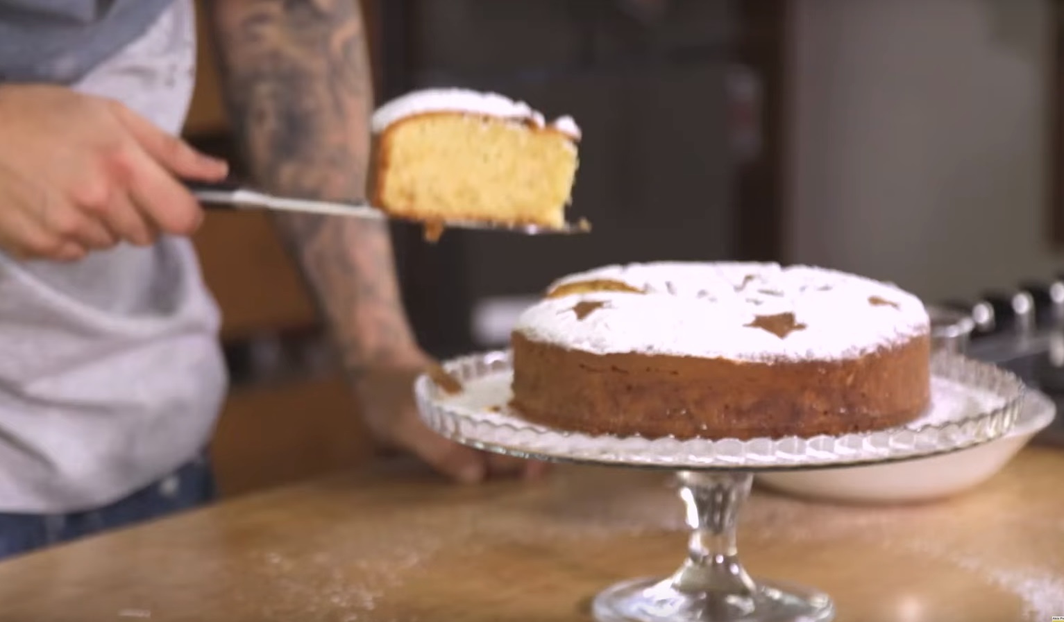 Βασιλόπιτα από τον Άκη Πετρετζίκη: Κέικ ή Τσουρέκι;