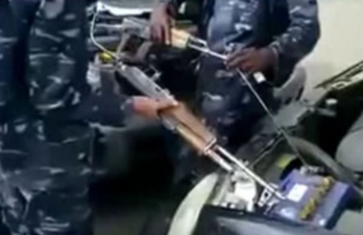 Απίστευτο! Βάζουν μπροστά αυτοκίνητο με Καλάσνικωφ ΑΚ-47!