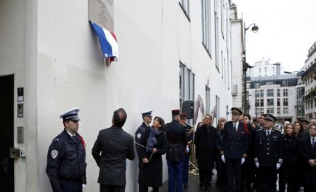 Απίστευτη γκάφα στα αποκαλυπτήρια τιμητικών πλακών για τα θύματα του Charlie Hebdo! ΦΩΤΟ