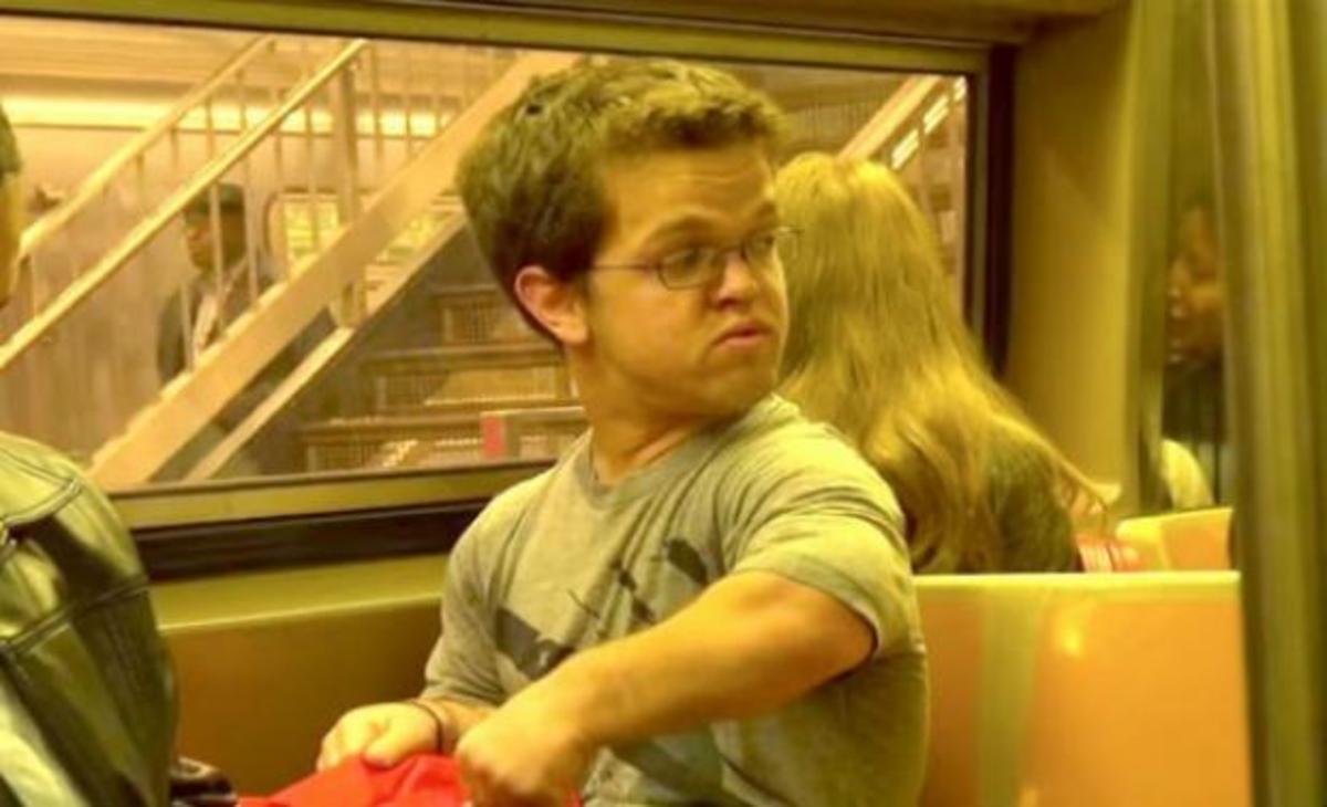 Νάνος έβαλε κρυφή κάμερα και βγήκε στους δρόμους