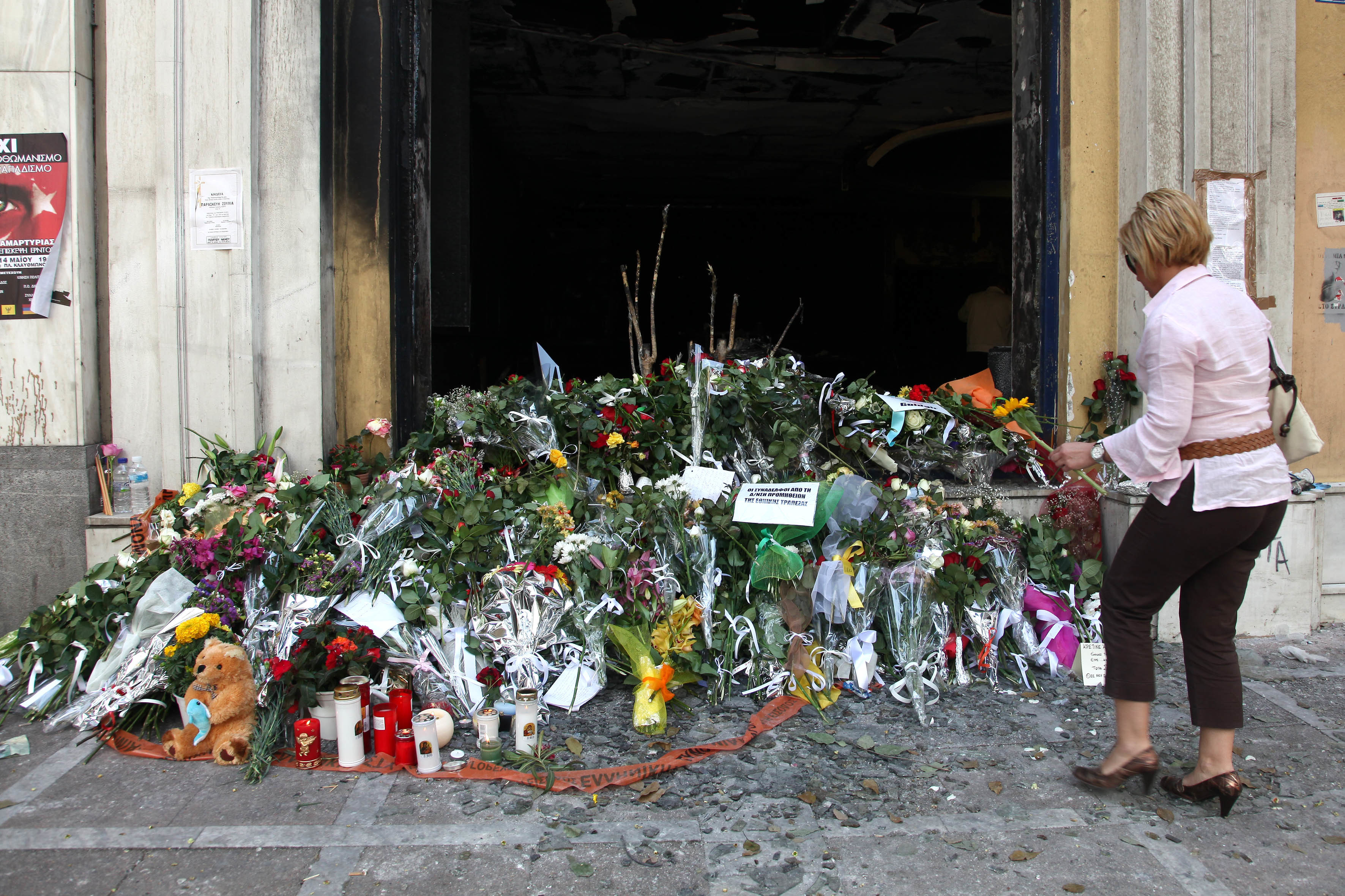 Οι “Πρωταγωνιστές” θυμούνται την τραγωδία της 5ης Μαΐου 2010, με τους 3 νεκρούς στη φλεγόμενη τράπεζα