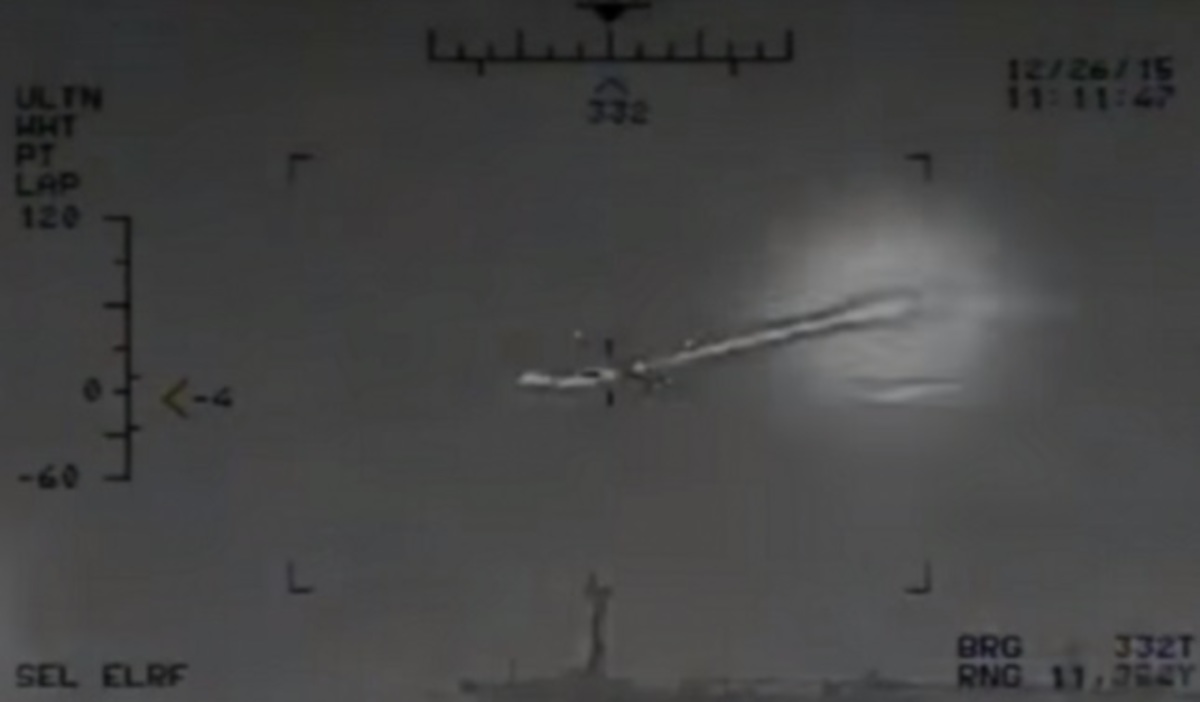 Αυτή είναι η στιγμή που Ιρανικό σκάφος εκτόξευσε πυραύλους προς αμερικανικό αεροπλανοφόρο!