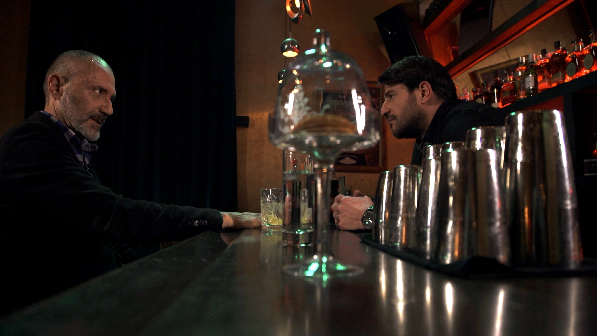 Ο Γρηγόρης Βαλλιανάτος στο “Barman”!