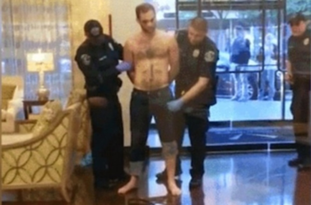 Πέρασε το πέος του υπόπτου για όπλο!