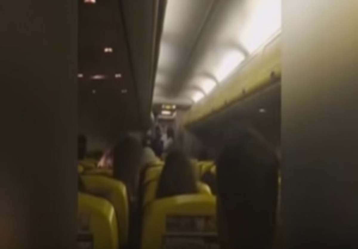 Μην σου τύχει! Αεροσυνοδός της Ryanair σε επιβάτες: Δεν θέλουμε να πεθάνουμε! ΒΙΝΤΕΟ