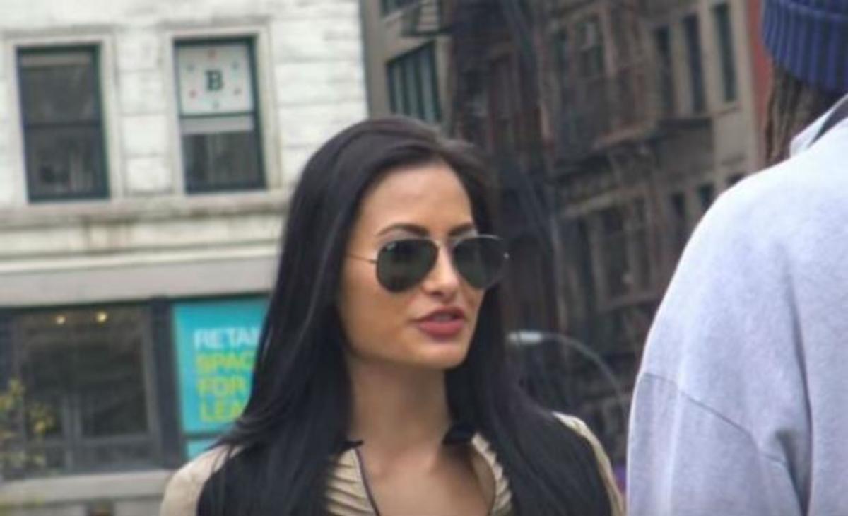 Η γοητευτική κοπέλα την έπεφτε στους περαστικούς – Όταν έβγαλε τα γυαλιά της, όλοι το έβαλαν στα πόδια!