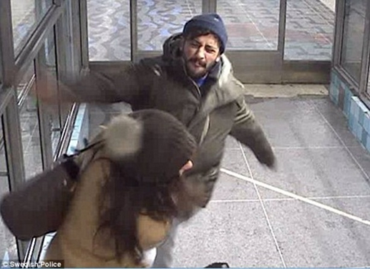 Σταματά πορτοφολά και τη γρονθοκοπεί μπροστά στα παιδιά της!