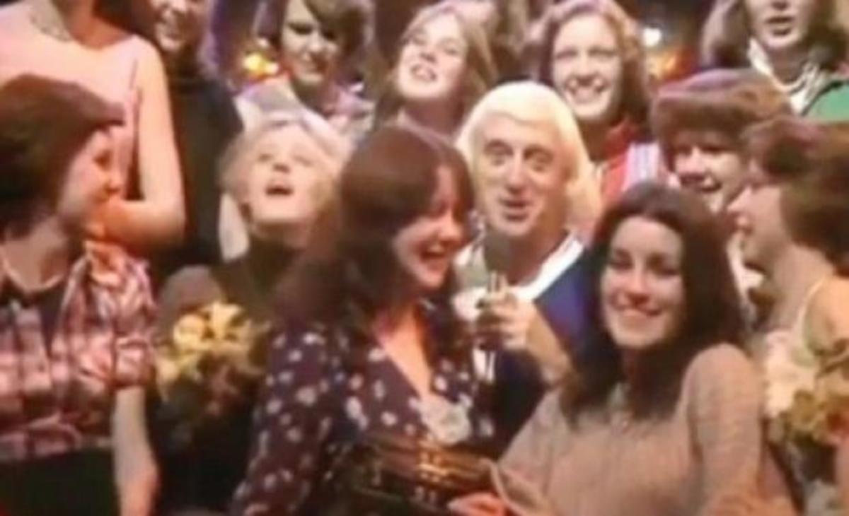 Ανατριχιαστικό βίντεο! Ο Τζίμι Σάβιλ παρενοχλεί σεξουαλικά 18χρονη on camera!