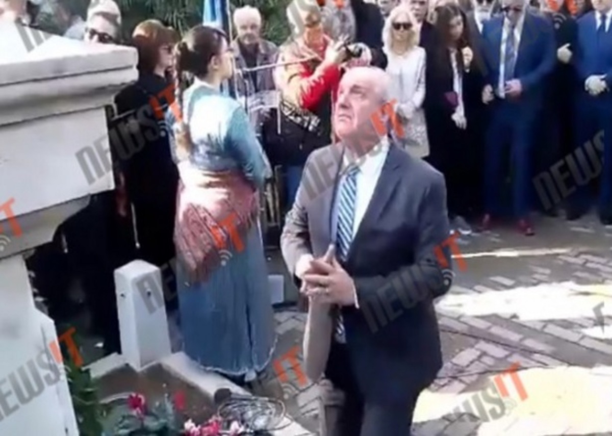 Ίμια – Γονάτισε ο Κουϊκ στο μνημόσυνο του Παναγιώτη Βλαχάκου