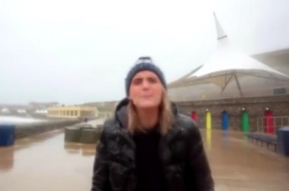 Ρεπόρτερ βγαίνει νοκ άουτ από ψάρι! (BINTEO)