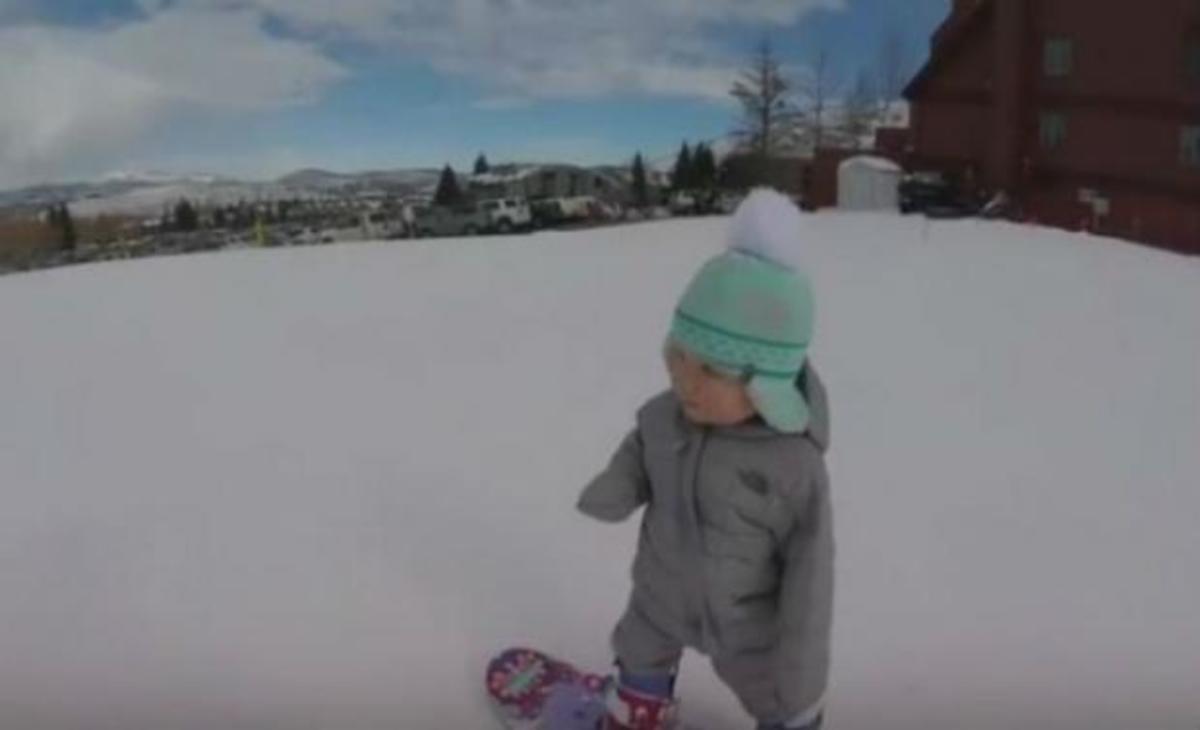 Πιτσιρίκα ενός έτους κάνει snowboard σαν επαγγελματίας και τρελαίνει το διαδίκτυο!