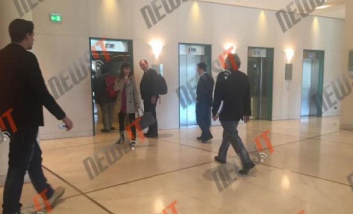 Διαπραγματεύσεις: Ο αργοπορημένος Κατρούγκαλος, ο καπνιστής Σταθάκης…