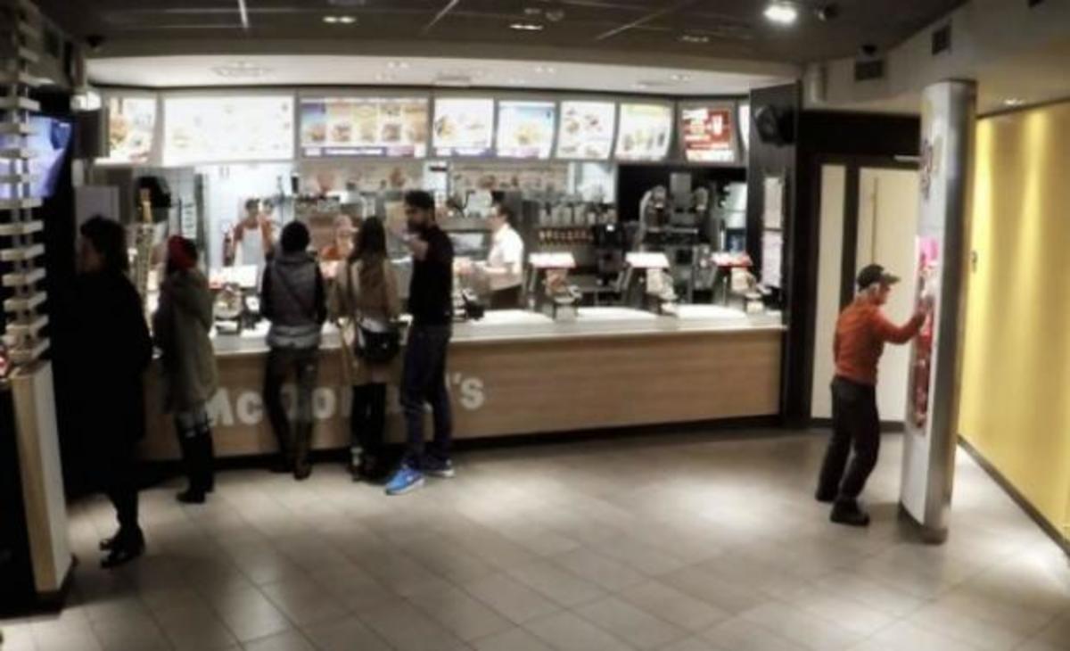 Μπήκαν στο εστιατόριο και άρχισαν να τραγουδούν – Αυτό που έγινε μετά θα σας κάνει να βάλετε τα κλάματα!