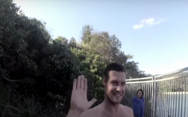 Βίντεο-σοκ! Γελούσε μετά τη βουτιά του στην θάλασσα μέχρι που άκουσε στα σπαρακτικά ουρλιαχτά των φίλων του!