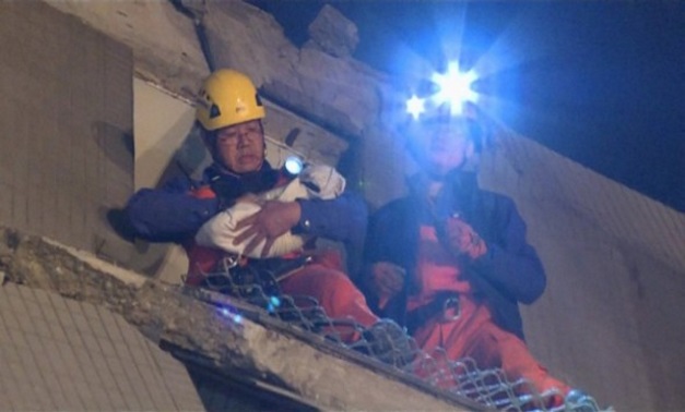 Ζωή απ' τα συντρίμμια! Μωρό μόλις 10 ημερών επιζεί και συγκλονίζει!