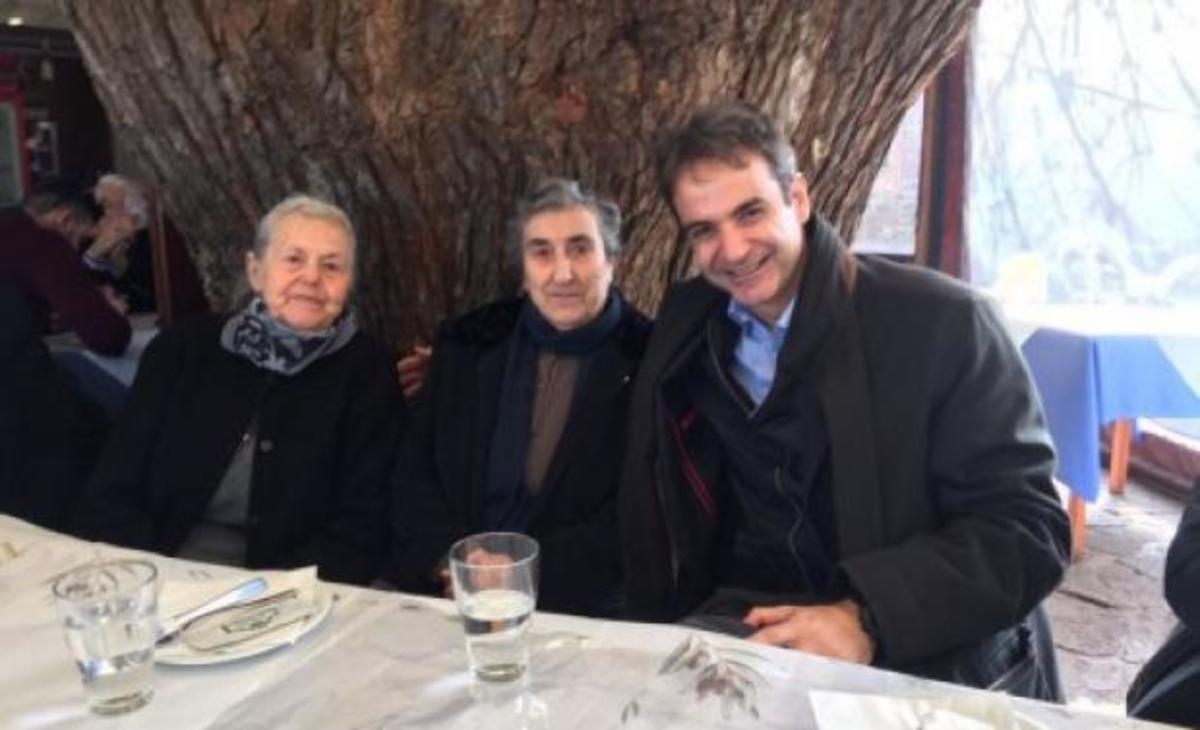 Ο Κυριάκος Μητσοτάκης πόζαρε με τις γιαγιάδες της Λέσβου