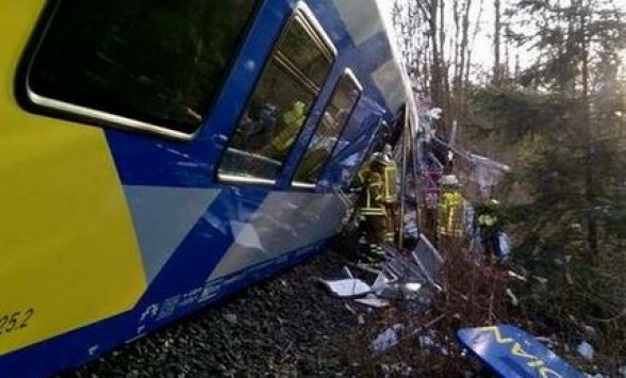 Σύγκρουση τρένων στη Γερμανία: Τουλάχιστον 100 τραυματίες, φόβοι για νεκρούς