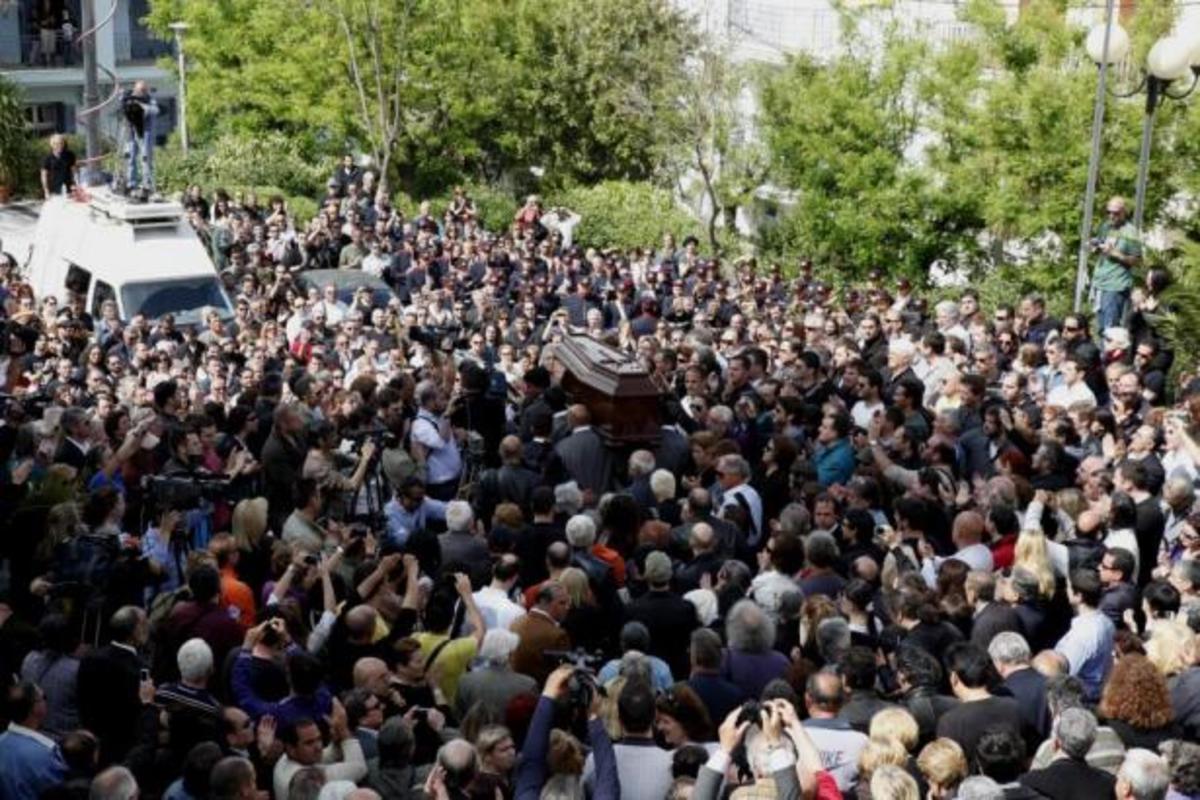‘Οταν η αξιοπρέπεια νικάει το θάνατο- το τελευταίο αντίο στον Θανάση Βέγγο