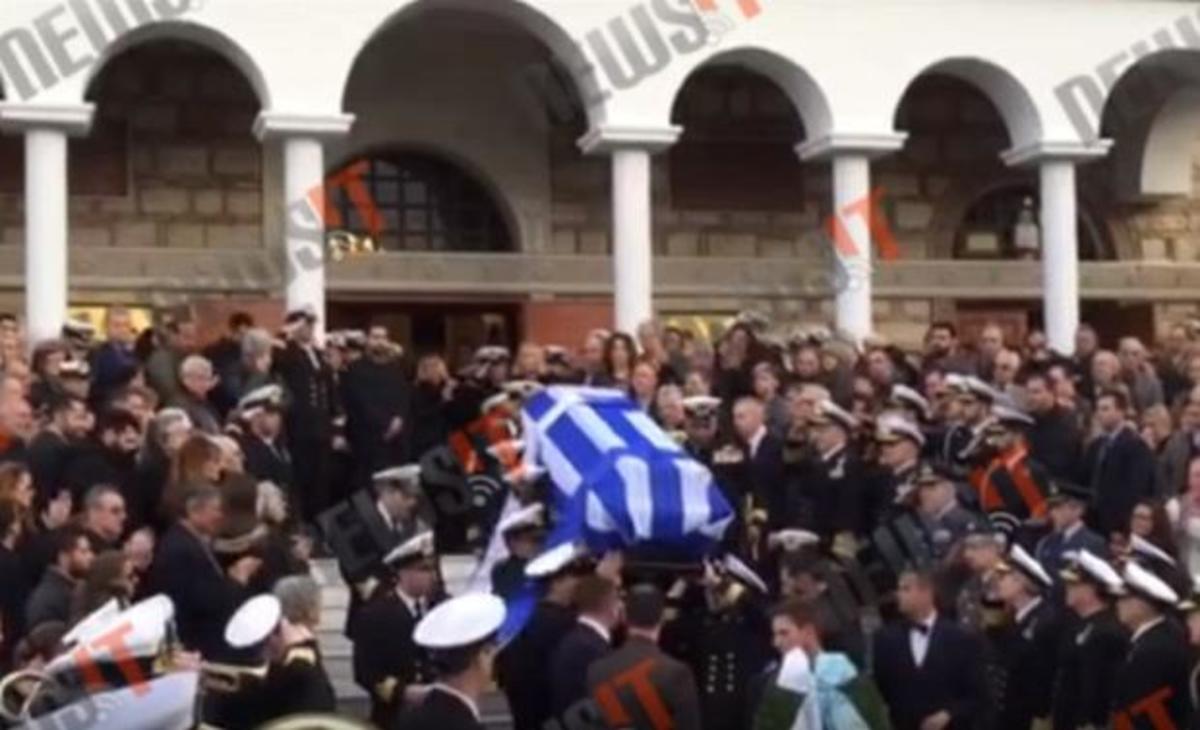 Πτώση ελικοπτέρου: Θρήνος στην κηδεία του αδικοχαμένου Υποπλοιάρχου Αναστάσιου Τουλίτση